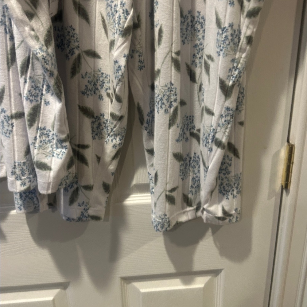 NWT Sz 4x white w/flowers Capri set Croft & barrow - Picture 3 of 4